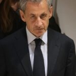 Ο Νικολά Σαρκοζί μετά την καταδίκη του.