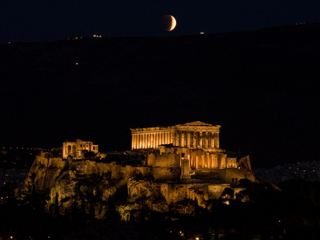 Το «ματωμένο φεγγάρι» φωτίζει τον ελληνικό ουρανό – Τα μαγικά «κλικ» από την Πανσέληνο