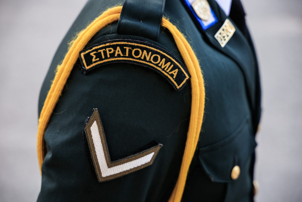 Καταγγελία για ενδοοικογενειακή βία από γιατρό της Πολεμικής Αεροπορίας – «Την είδα με μαυρισμένο μάτι και χτυπημένη»