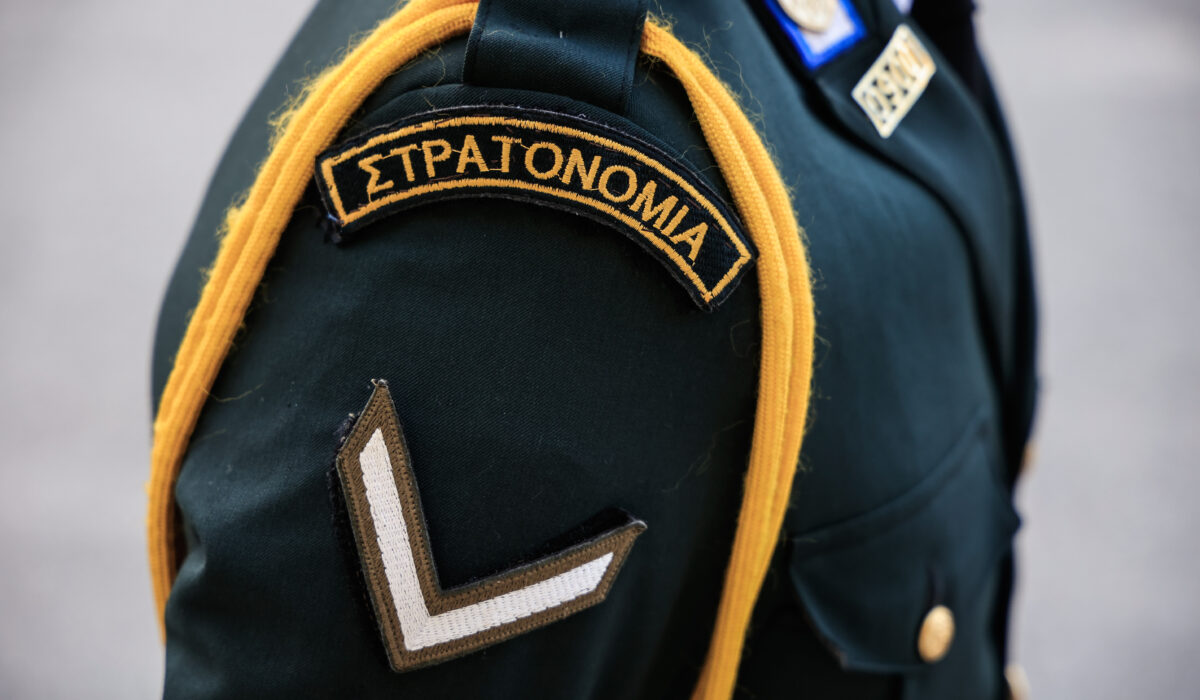 Καταγγελία για ενδοοικογενειακή βία από γιατρό της Πολεμικής Αεροπορίας – «Την είδα με μαυρισμένο μάτι και χτυπημένη»