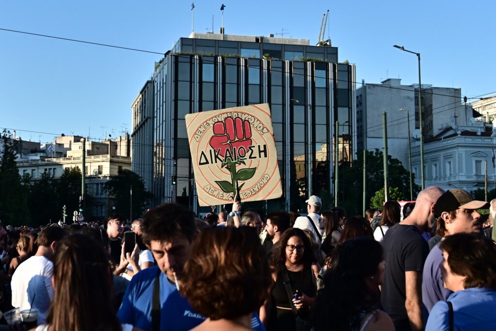 Τέμπη: Συλλήψεις στην Αθήνα για εμπρηστικούς μηχανισμούς και σφυρί λεωφορείου