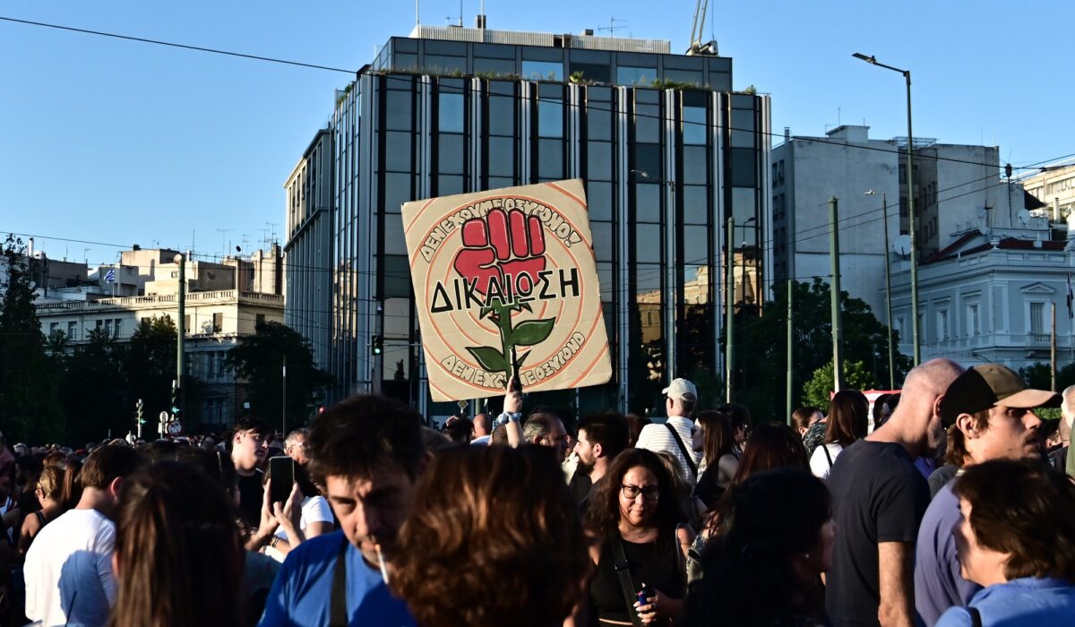 Τέμπη: Συλλήψεις στην Αθήνα για εμπρηστικούς μηχανισμούς και σφυρί λεωφορείου