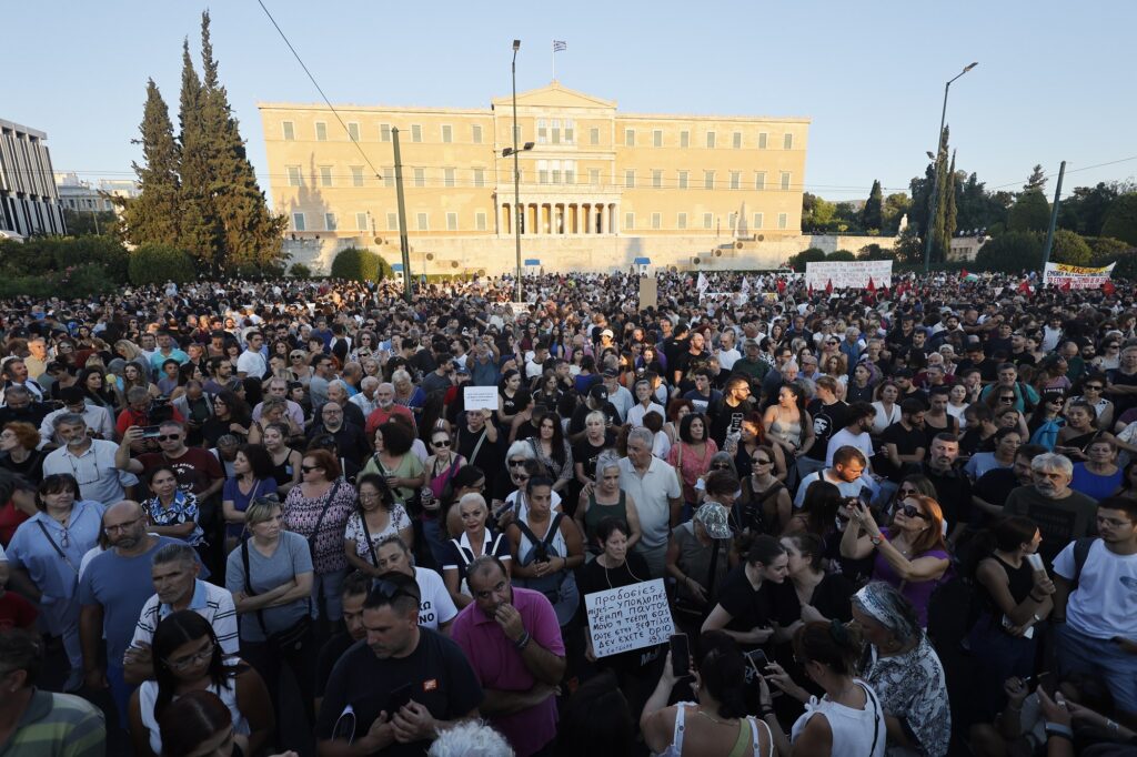 Πλήθος κόσμου στο Σύνταγμα: Νέα συγκέντρωση για τα Τέμπη – Φωτογραφίες