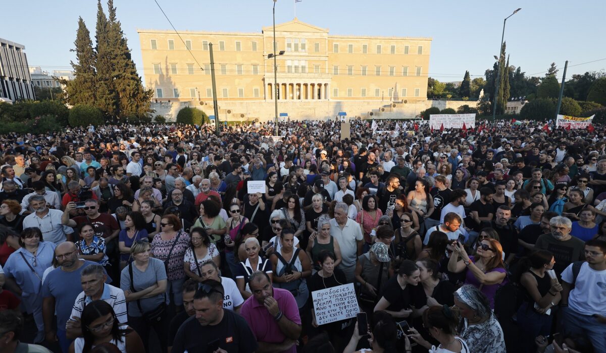 Πλήθος κόσμου στο Σύνταγμα: Νέα συγκέντρωση για τα Τέμπη – Φωτογραφίες
