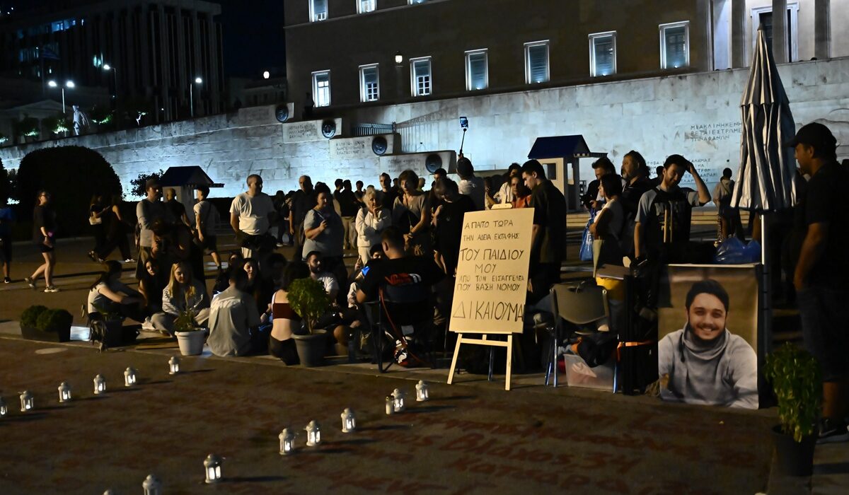Τέμπη: Συγκέντρωση στο Σύνταγμα υπέρ του γονιού θύματος που κάνει απεργία πείνας (Βίντεο)