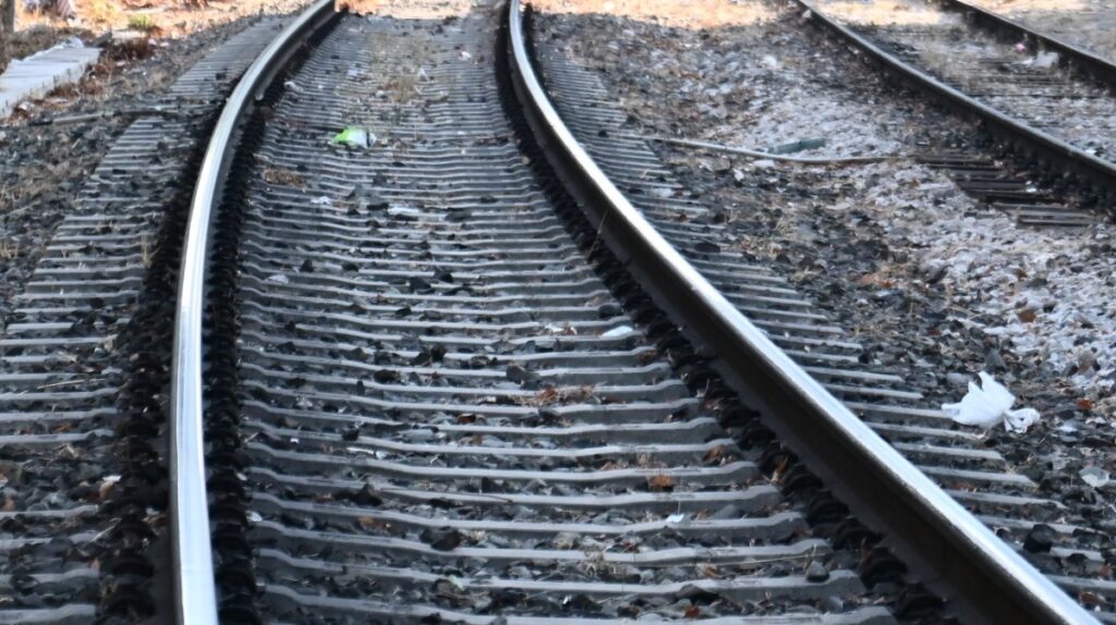 «Έμεινε» στους Αγίους Αναργύρους από βλάβη το τρένο για Θεσσαλονίκη με εκατοντάδες επιβάτες