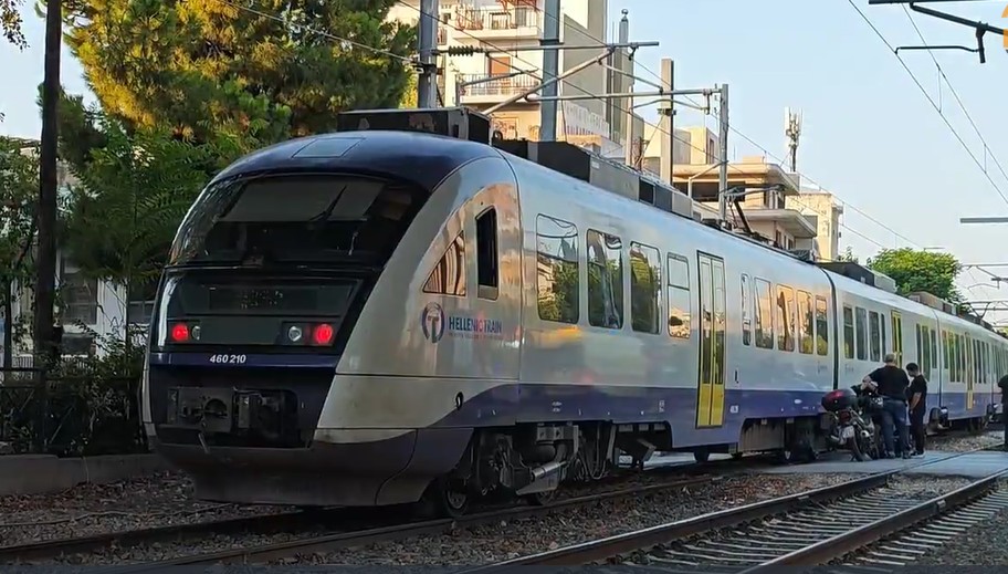 Τραγωδία στο Μεταξουργείο: Πεζός παρασύρθηκε από τον προαστιακό και διαμελίστηκε