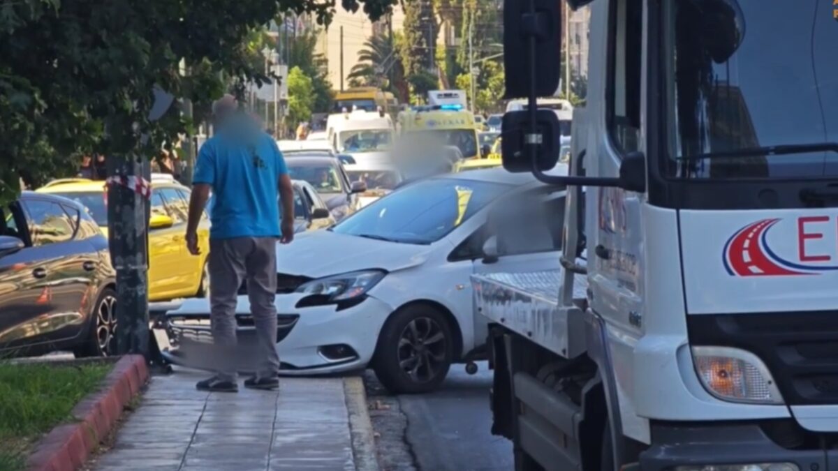 Τροχαίο στη Βασιλίσσης Σοφίας: Αυτοκίνητο έπεσε σε κολόνα - Στο «κόκκινο» η κίνηση
