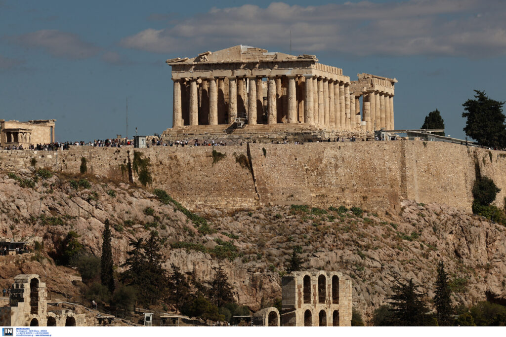 Η Αθήνα ξαναβλέπει την Ακρόπολη – Aφαιρέθηκαν οι σκαλωσιές από τον Παρθενώνα (Εικόνες, Βίντεο)