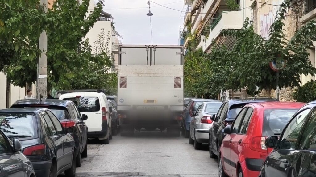 Φορτηγό «κέρασε» ζημιές στα Εξάρχεια: «Φράκαρε» στην Καλλιδρομίου, φθορές σε 9 οχήματα (βίντεο)