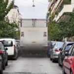 Φορτηγό «κέρασε» ζημιές στα Εξάρχεια: «Φράκαρε» στην Καλλιδρομίου, φθορές σε 9 οχήματα (βίντεο)