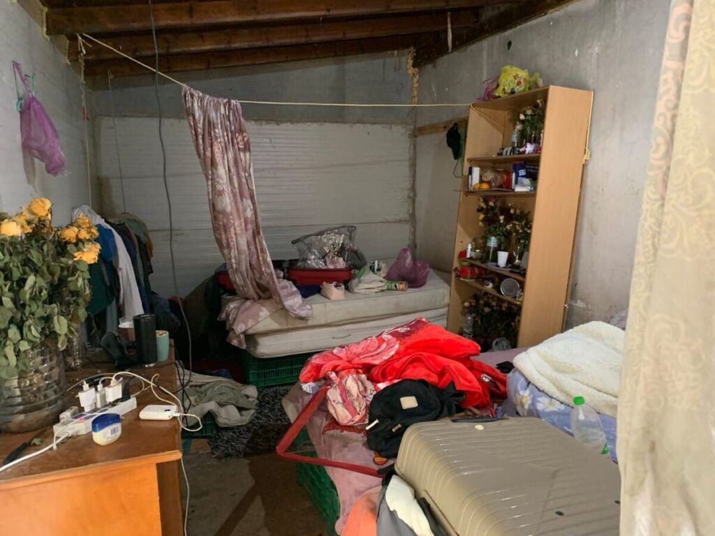 Σύγχρονοι σκλάβοι στα χωράφια: Στρατολόγηση μέσω TikTok, επιστάτες «αφέντες» και «ομηρία» σε τρώγλες με ποντίκια