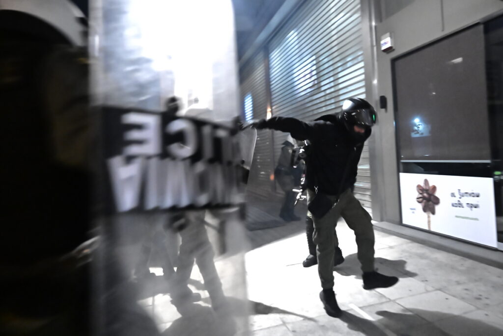 Ένταση στα Εξάρχεια μετά την πορεία στο κέντρο της Αθήνας (Εικόνες, Βίντεο) 5 Ένταση στα Εξάρχεια μετά την πορεία στο κέντρο της Αθήνας (Εικόνες, Βίντεο)