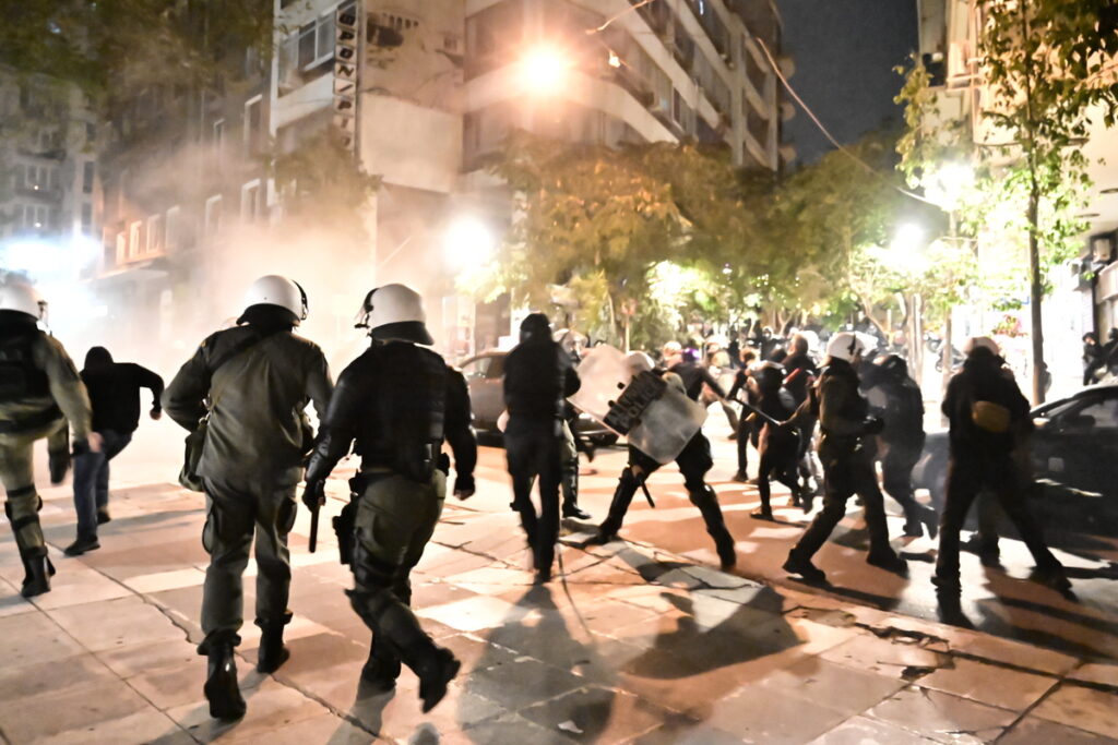 Ένταση στα Εξάρχεια μετά την πορεία στο κέντρο της Αθήνας (Εικόνες, Βίντεο) 4 Ένταση στα Εξάρχεια μετά την πορεία στο κέντρο της Αθήνας (Εικόνες, Βίντεο)