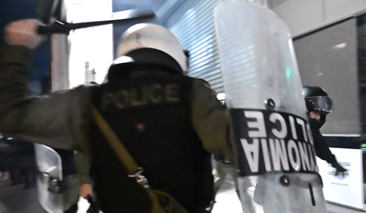 Επεισόδια τα ξημερώματα στα Εξάρχεια – 114 προσαγωγές από την ΕΛ.ΑΣ.