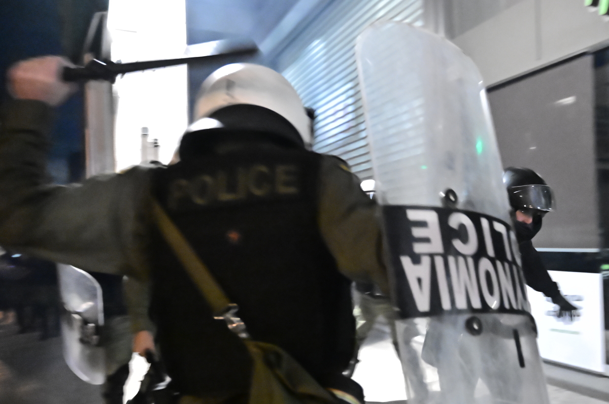 Επεισόδια τα ξημερώματα στα Εξάρχεια – 114 προσαγωγές από την ΕΛ.ΑΣ.