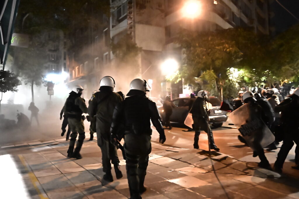 Ένταση στα Εξάρχεια μετά την πορεία στο κέντρο της Αθήνας (Εικόνες, Βίντεο) 1 Εξάρχεια