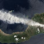 «Βρυχάται» και πάλι ηφαίστειο στην Ινδονησία – Απανωτές εκρήξεις και τέφρα 10 χλμ (βίντεο)