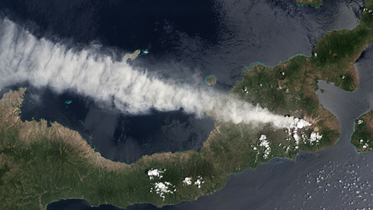 «Βρυχάται» και πάλι ηφαίστειο στην Ινδονησία – Απανωτές εκρήξεις και τέφρα 10 χλμ (βίντεο)