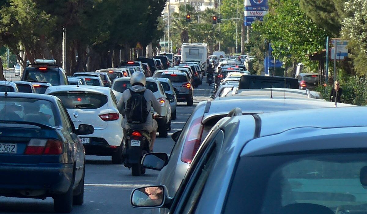 Κίνηση στους δρόμους: «Βουλιάζουν» Κηφισός και κέντρο Αθήνας – Μισάωρες καθυστερήσεις στην Αττική Οδό