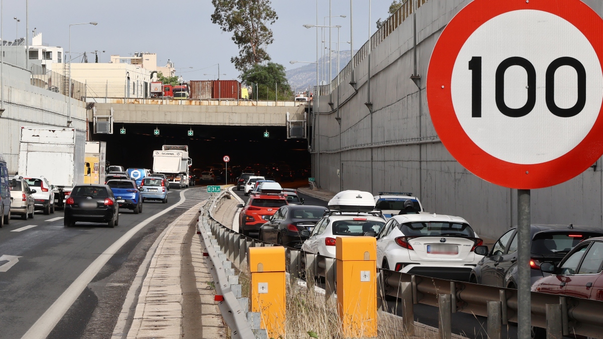 Ακραία κίνηση στους δρόμους: «Βουλιάζει» ο Κηφισός – Καθυστερήσεις 45 λεπτών στην Αττική Οδό