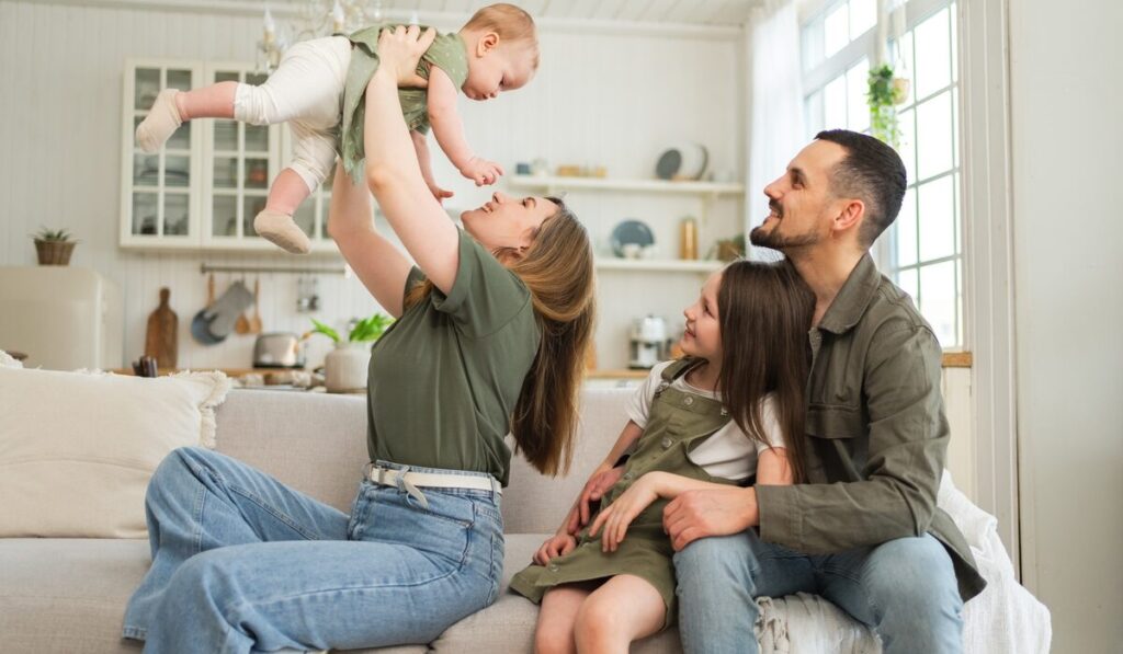 Νέο «κουπόνι» έως 800 ευρώ σε χιλιάδες οικογένειες με μια αίτηση – Οι δικαιούχοι