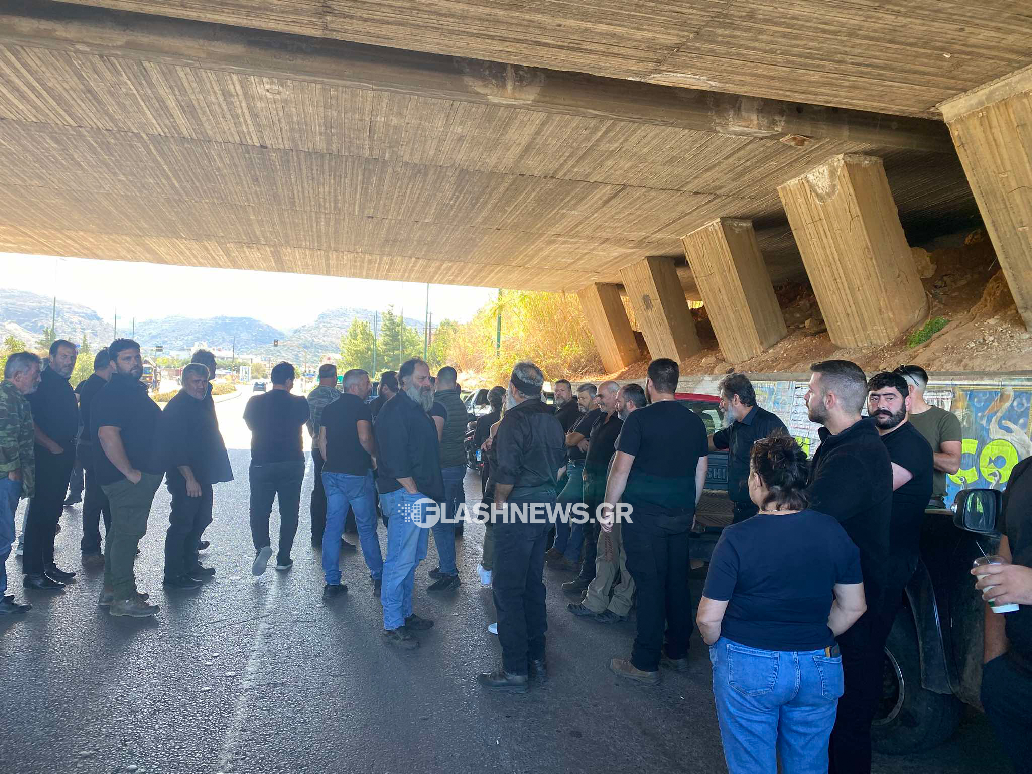 Κτηνοτρόφοι στήνουν μπλόκα σε όλη την Κρήτη - Ξεκινούν κινητοποιήσεις διαρκείας (βίντεο)