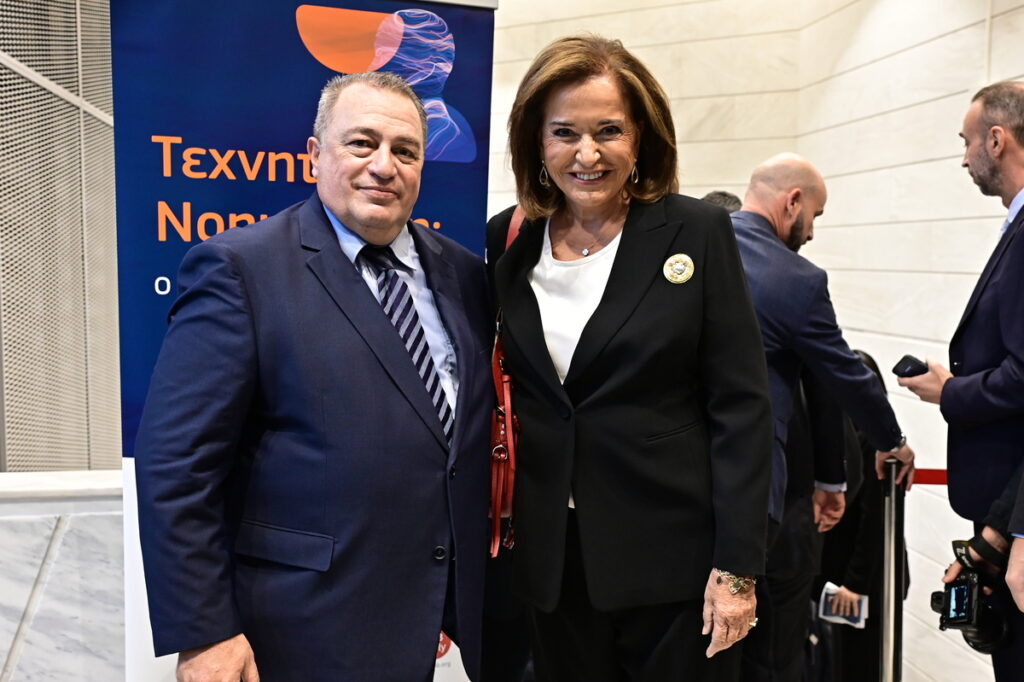 Η Ντόρα τρολάρει τον Σαμαρά για την απουσία του
