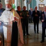 «Νομίζω ότι θα το βρείτε ευχάριστο»: Ο Πούτιν πήγε τους στρατηγούς του στους τάφους των Τσάρων