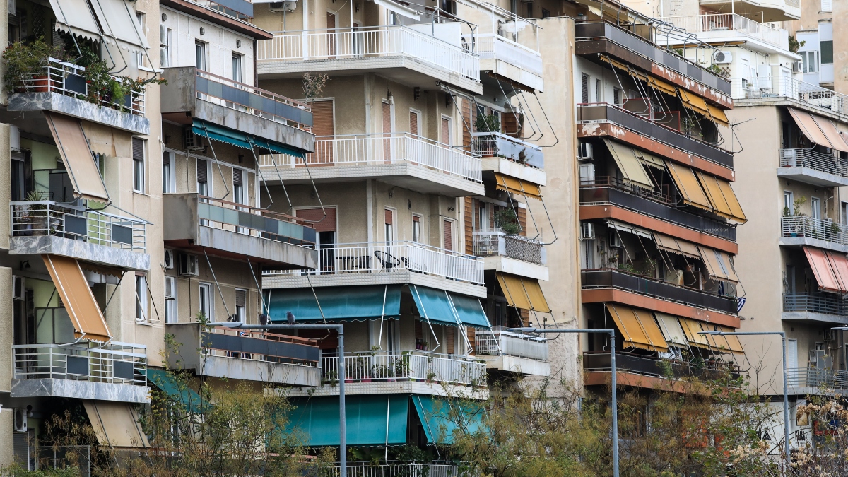 Τραγωδία στη Θεσσαλονίκη: Καθάριζε τα τζάμια του σπιτιού της και έπεσε από τον 2ο όροφο