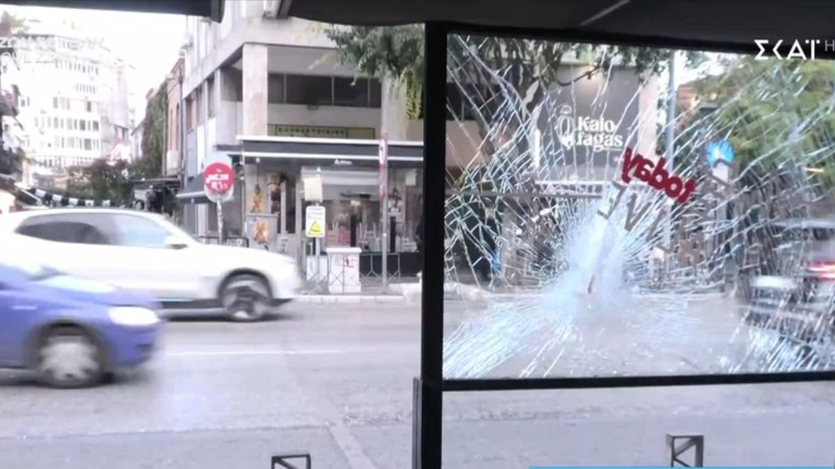 Θεσσαλονίκη: Άνδρας σε αμόκ έσπασε τζαμαρίες και πέταγε καρέκλες στα Λαδάδικα (βίντεο)