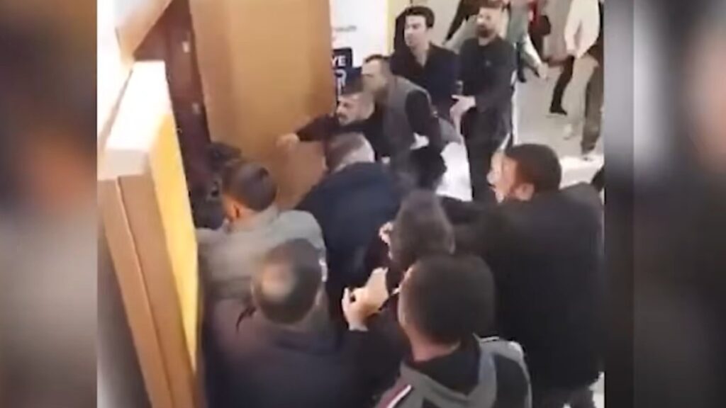 Χαμός σε κομματικό συνέδριο στην Τουρκία - Άγριο ξύλο μεταξύ μελών (βίντεο)