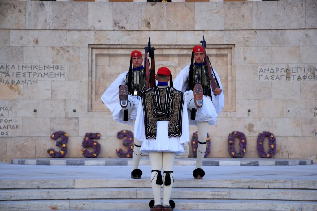 Στο υπ. Άμυνας το μνημείο του Άγνωστου Στρατιώτη – Μητσοτάκης: Δεν μπορεί να γίνεται χώρος διαμαρτυριών
