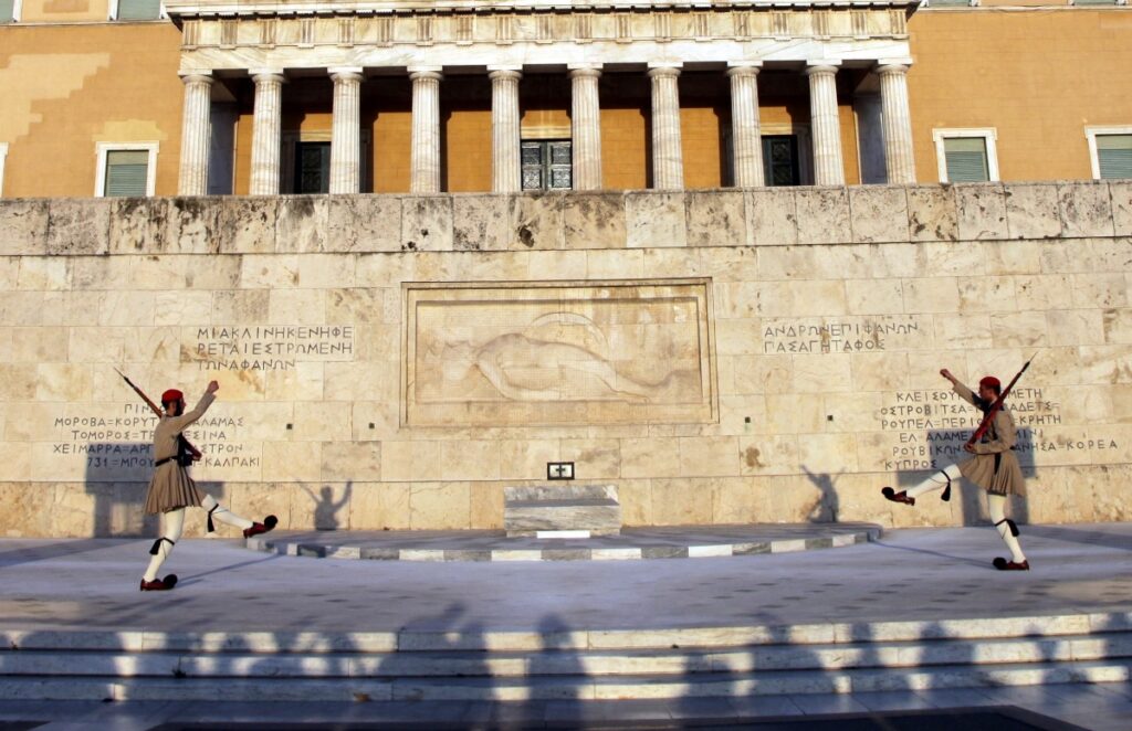 Διευκρινίσεις για τον Άγνωστο Στρατιώτη – Στην Αστυνομία η φύλαξη, στο Άμυνας η προστασία και η συντήρηση