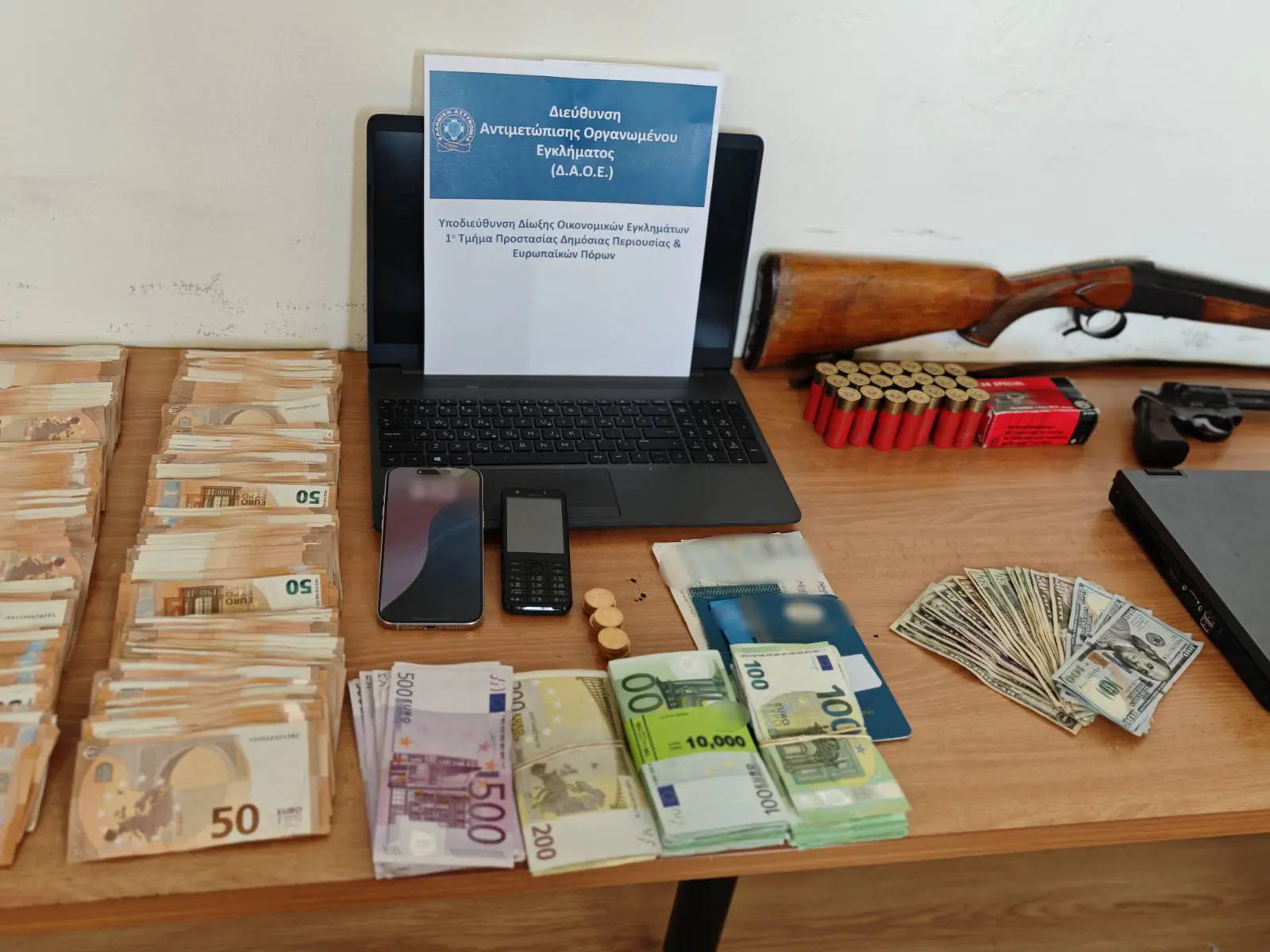 Οι σακούλες με τα μετρητά και τα περίστροφα που βρήκε η ΕΛΑΣ σε κελιά και γήπεδα 2 Οι σακούλες με τα μετρητά και τα περίστροφα που βρήκε η ΕΛΑΣ σε κελιά και γήπεδα