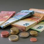 Επίδομα 250 ευρώ: Οι δικαιούχοι και πότε θα πληρωθεί - Ποιοι «κόβονται»