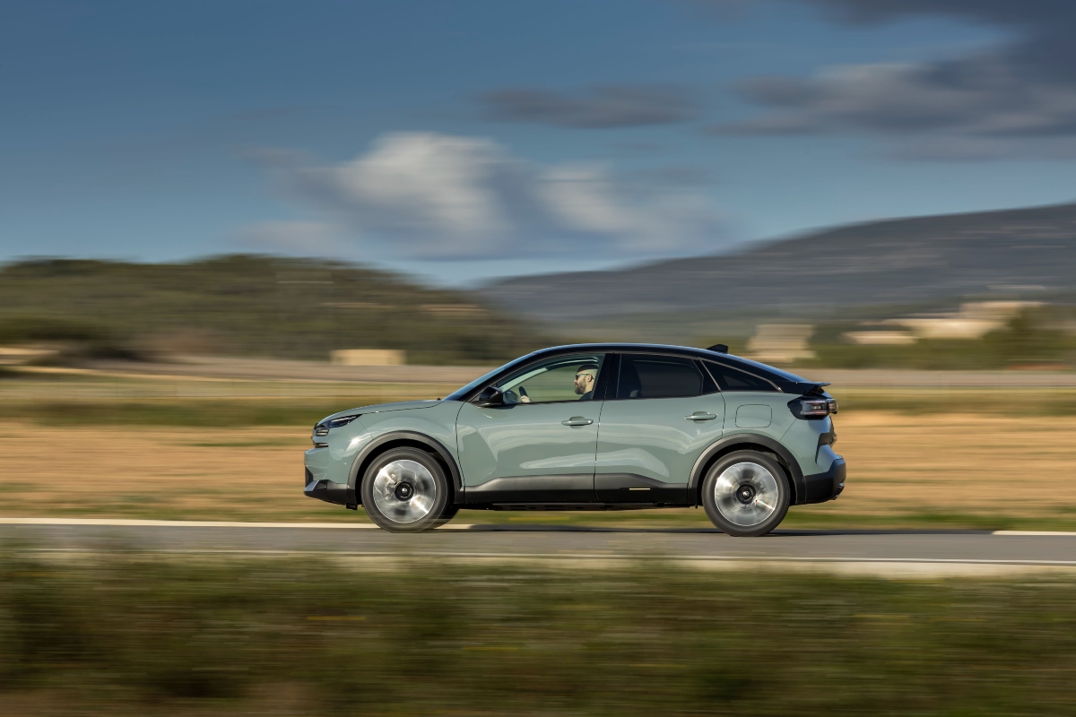 Citroen C4 Hybrid - &Gamma;&alpha;&lambda;&lambda;&iota;&kappa;ή ά&nu;&epsilon;&sigma;&eta; &kappa;&alpha;&iota; &omicron;&iota;&kappa;&omicron;&nu;&omicron;&mu;ί&alpha; &sigma;&epsilon; &tau;&iota;&mu;έ&sigmaf; &pi;&omicron;&upsilon; &epsilon;&kappa;&pi;&lambda;ή&sigma;&sigma;&omicron;&upsilon;&nu; &epsilon;&upsilon;&chi;ά&rho;&iota;&sigma;&tau;&alpha;