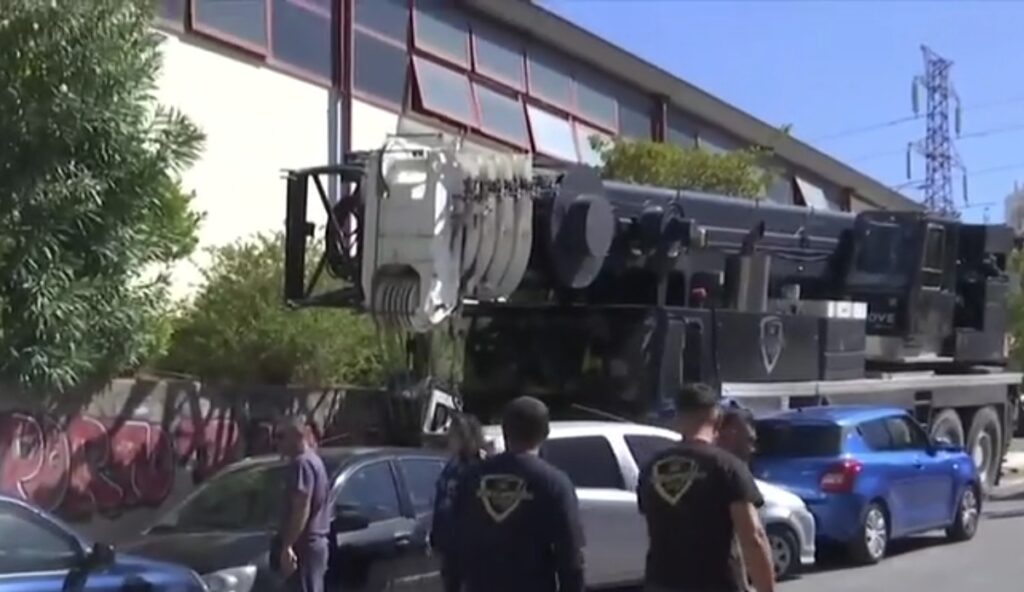 Κερατσίνι: Γερανός έπεσε πάνω σε σταθμευμένα αυτοκίνητα – Τι εξετάζεται