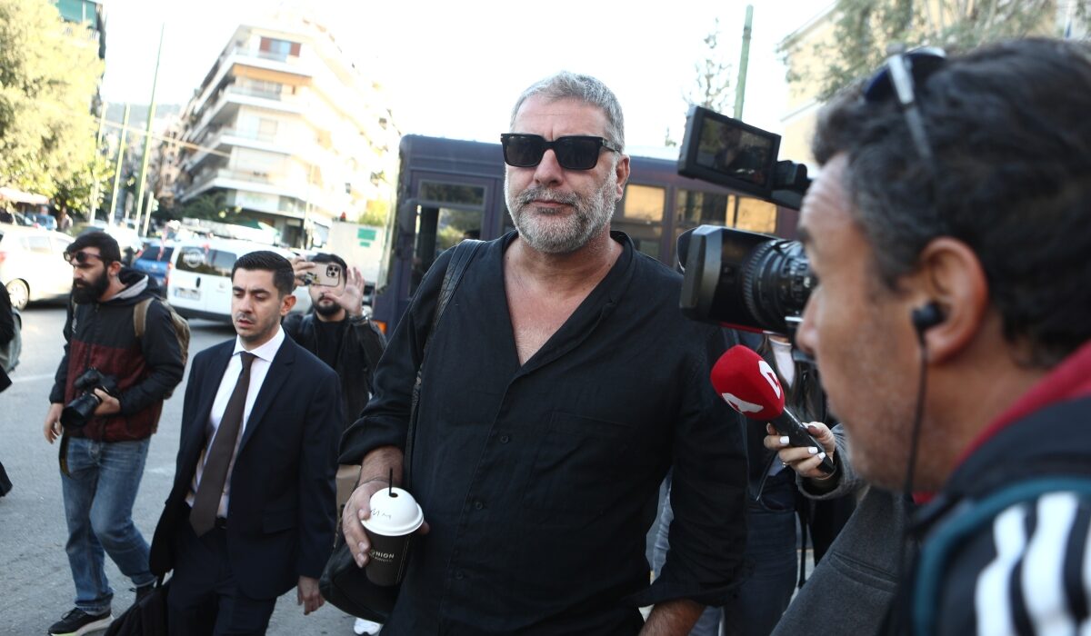 Ο Βασίλης Μπισμπίκης έξω από το δικαστήριο