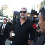 Ο Βασίλης Μπισμπίκης έξω από το δικαστήριο