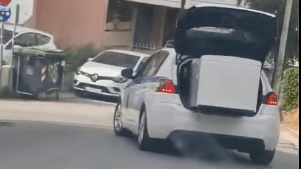 Χαμός στο TikTok με περιπολικό που μετέφερε… ψυγείο – Δείτε βίντεο