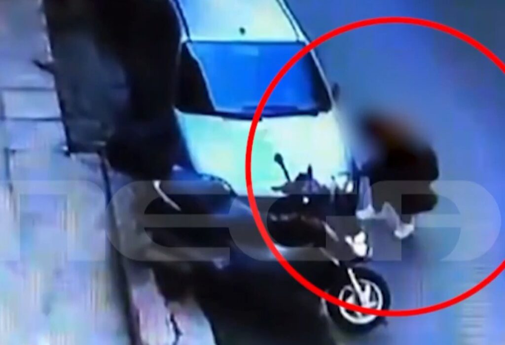 Παγκράτι: Κάμερα κατέγραψε γυναίκα να καταστρέφει λάστιχα αυτοκινήτων