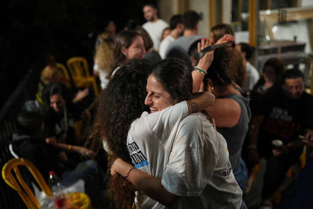 Συγκίνηση και προσευχές στο Τελ Αβίβ για τη συμφωνία – Πανηγυρισμοί και δάκρυα στη Γάζα (Φωτογραφίες)