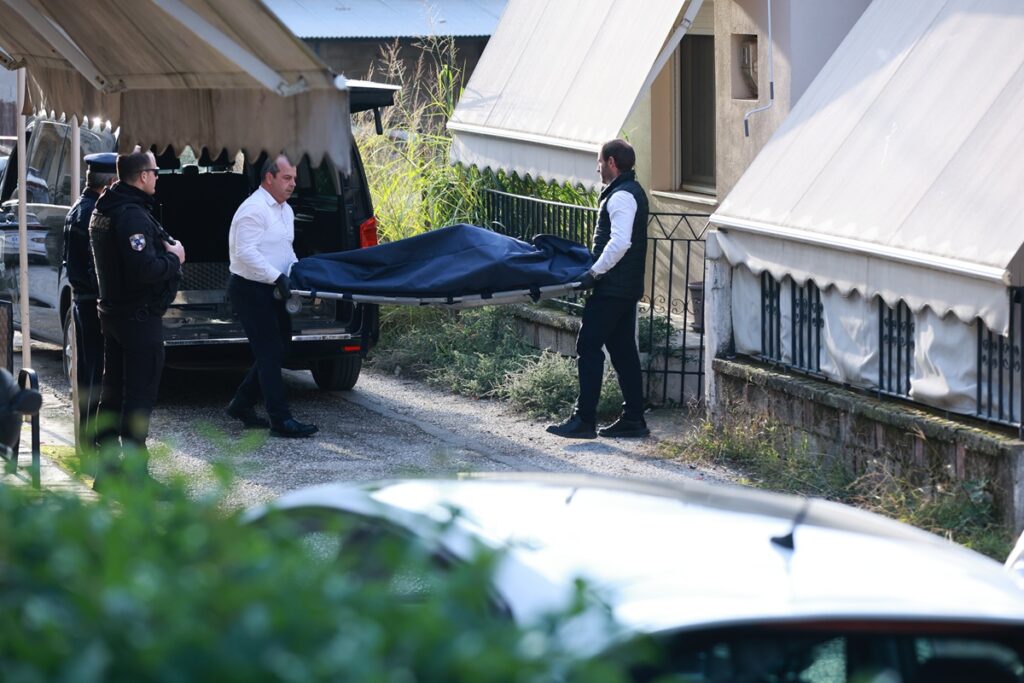 Μητροκτονία στα Τρίκαλα: Σοκάρει η ιατροδικαστική έκθεση – Ο 18χρονος την έσφιγγε για ώρα