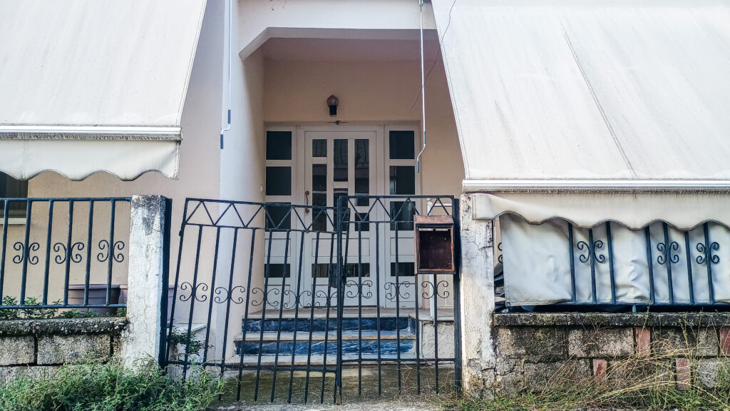 Τρίκαλα: «Η μητέρα μου είχε πολλούς συντρόφους, δεν με πρόσεχε» – Σήμερα στον Εισαγγελέα ο 18χρονος