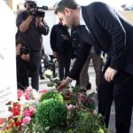 Λουλούδια στο μνημείο της Κυριακής Γρίβα άφησε ο Ανδρουλάκης - «Να αναγνωριστεί ο όρος ‘γυναικοκτονία’»