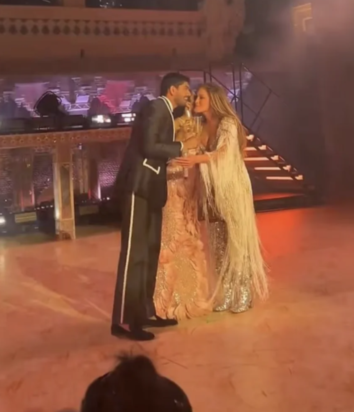 Τούρτα υπερπαραγωγή, διασκέδασαν με JLo και dj Tiesto 7 Τούρτα υπερπαραγωγή, διασκέδασαν με JLo και dj Tiesto