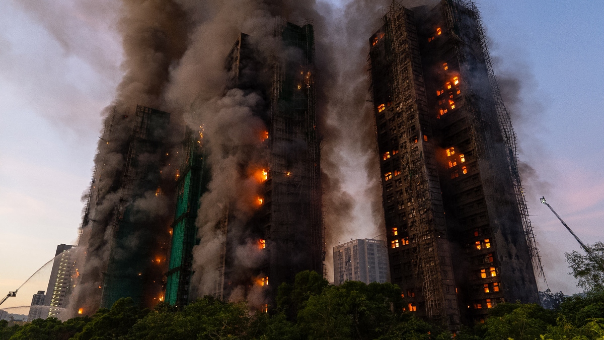 Χονγκ Κονγκ: Η φωτιά σάρωσε 7 ουρανοξύστες - Τουλάχιστον 44 νεκροί και 279 αγνοούμενοι (βίντεο)