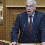 Ρουβίκωνας: Παρέμβαση με τρικάκια στο γραφείο του Σιμόπουλου - «Όλοι θα πληρώσετε για τα Τέμπη»