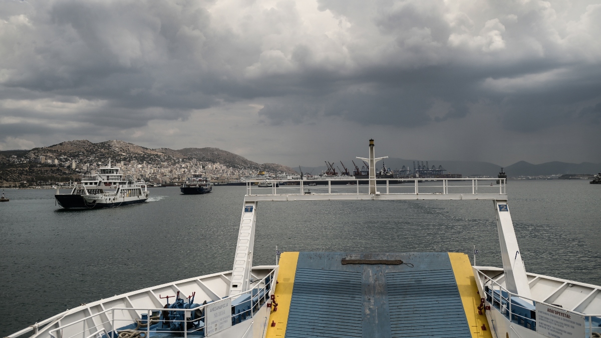 Σαλαμίνα: Ξυλοκόπησε τη σύζυγό του μέσα στο φέρι μποτ – Τα παιδιά τους φώναζαν να σταματήσει